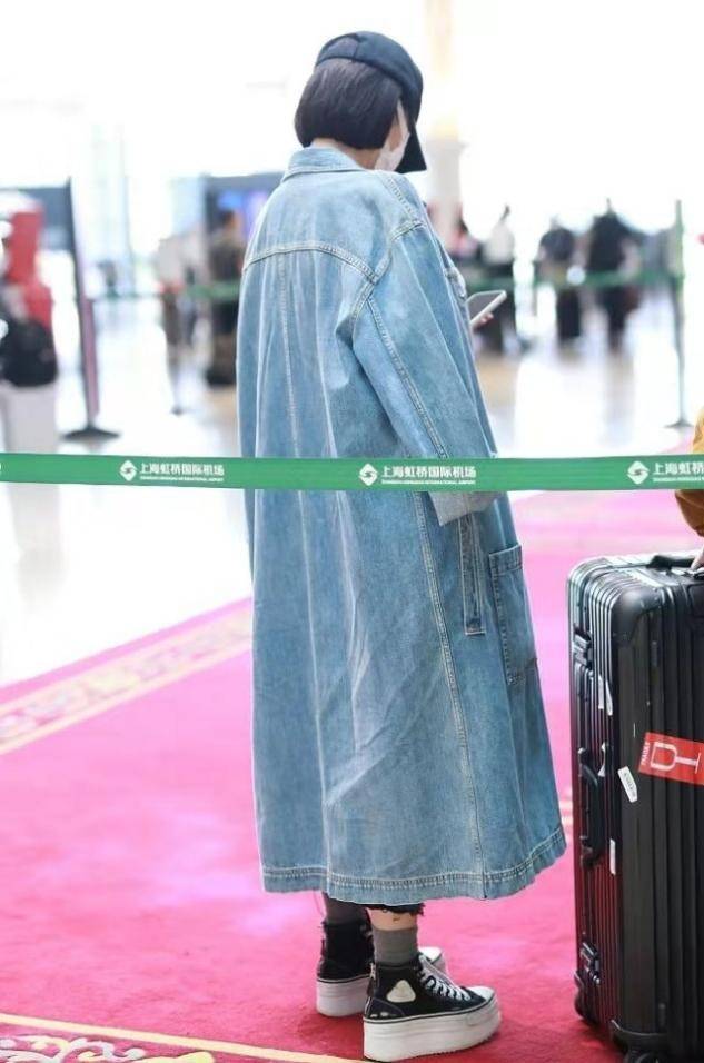 设计 纯欲风算是被许晴玩明白了!一身牛仔看似休闲,针织小衫才是关键