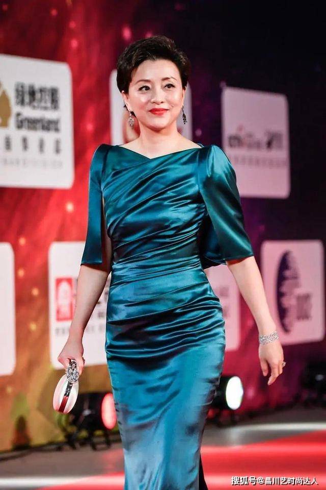 蓝色 杨澜气质真如兰,一袭蓝色连衣裙温婉大气,时尚精致难掩端庄气质