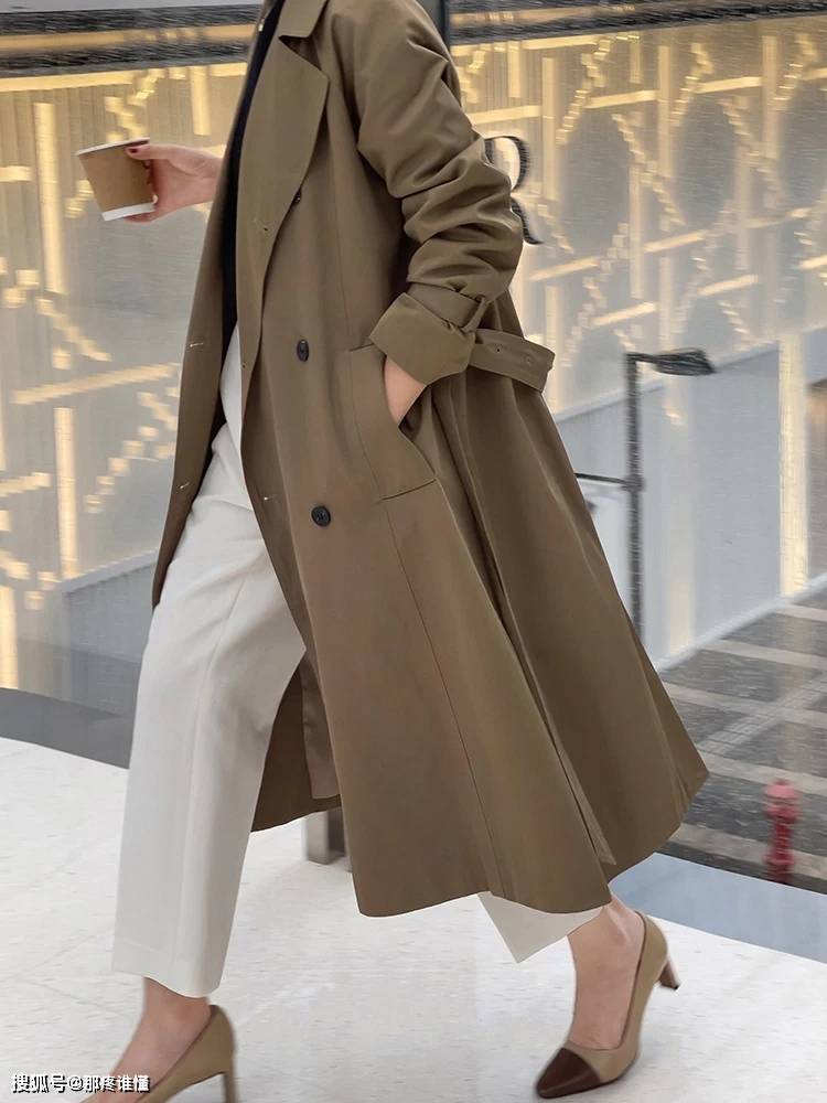 可以在 搭素色衬衫,搭小脚裤,搭高跟鞋,知性又女人搭T恤,搭直筒裤