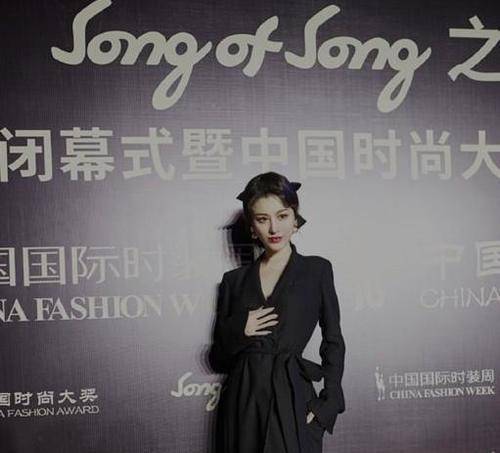 黑色 刘翔前妻葛天真敢穿，穿黑色开叉西装裙，白皙肤色好身材一目了然