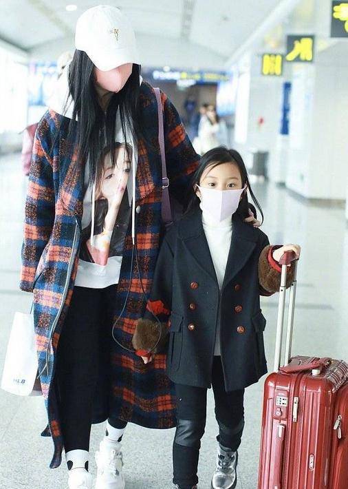 家长 李小璐携女儿现身机场,甜馨穿风衣像小大人,打扮得比妈妈还抢镜