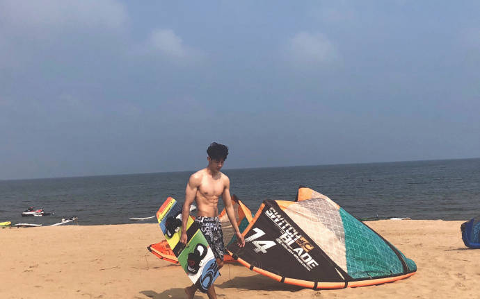 是演員也是運動達人，八塊腹肌加持，誰抵擋得住這種型男的誘惑？ 健身減肥達人 第15张