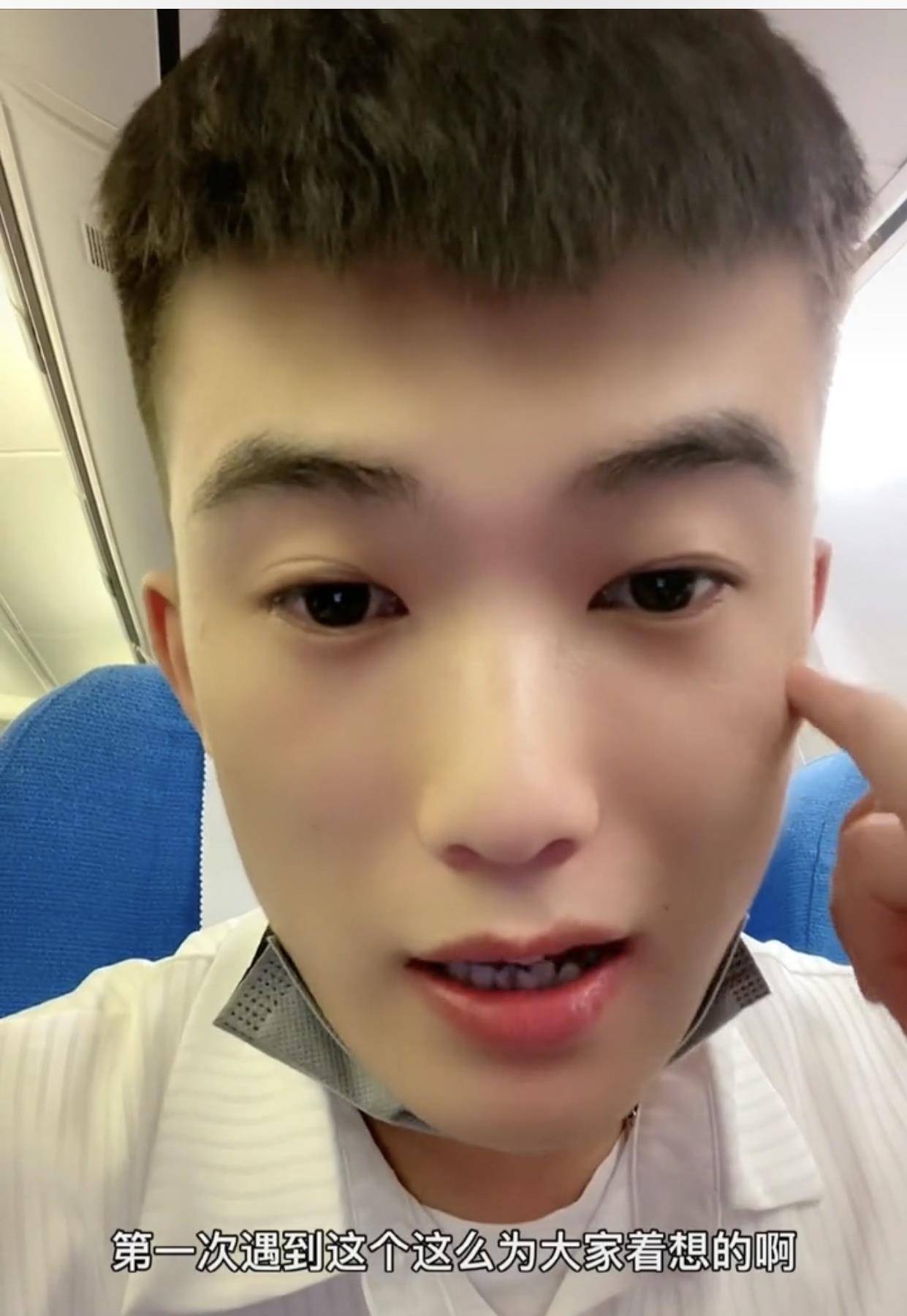 小孩|湖南长沙:男子在飞机上给乘客派零食,原因竟是带孩子坐飞机