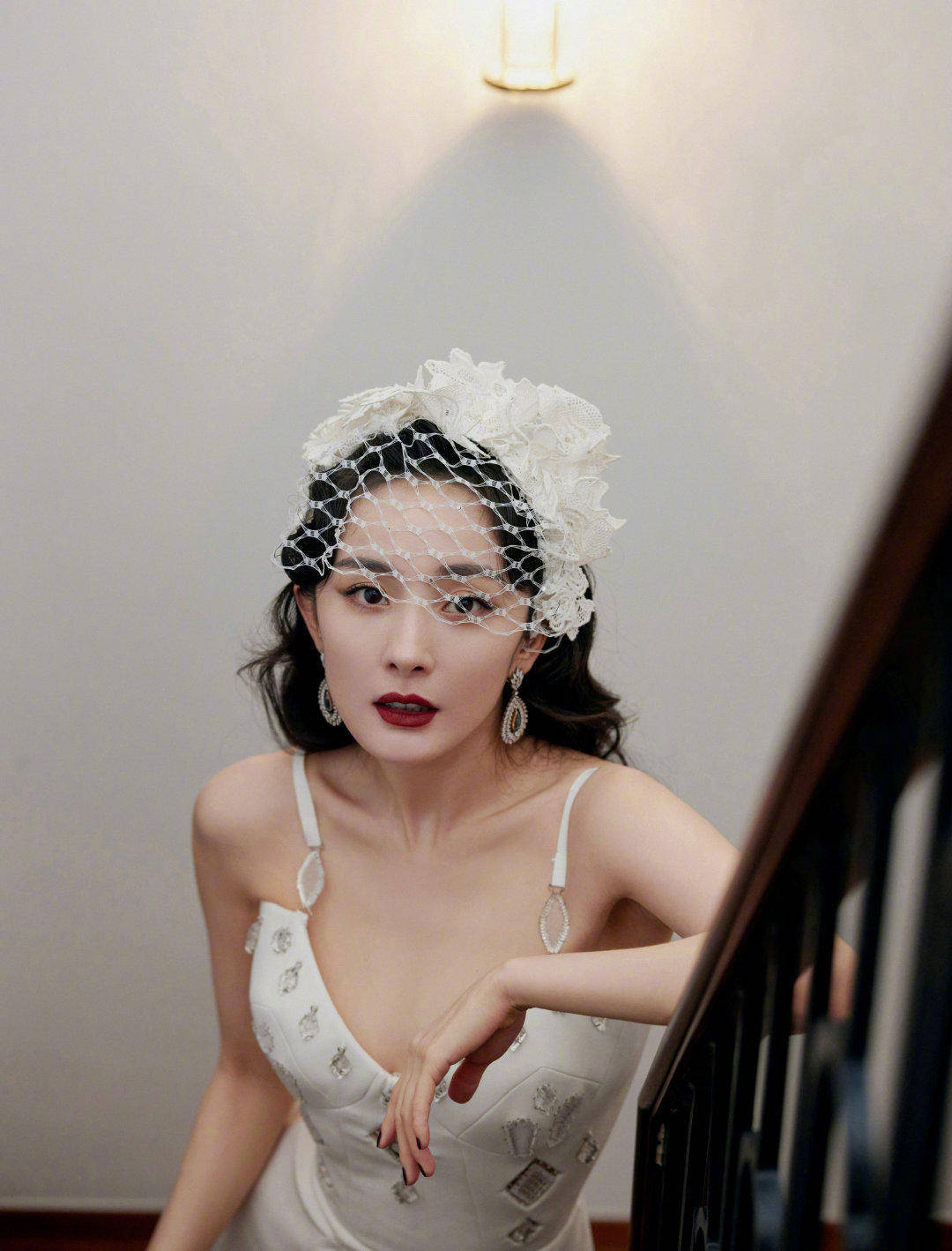 廓形 杨幂这身材也太美了,穿白色高开叉长裙秀美腿,P图都不敢这么P