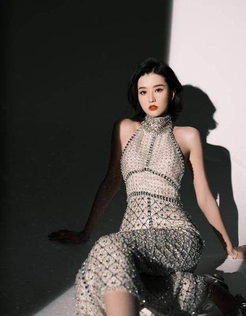 廓形 乔欣太性感了，一袭浅色修身长裙展现女人魅力十足