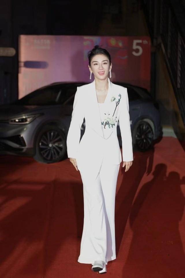 黄奕 黄奕和黄圣依同框，都穿鲜嫩色服饰，可看着更有女强人的气质