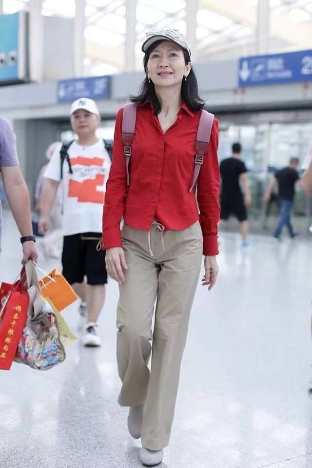 身材 “小青”陈美琪走机场，穿红衬衫素颜也耐看，就是瘦过头有些显老