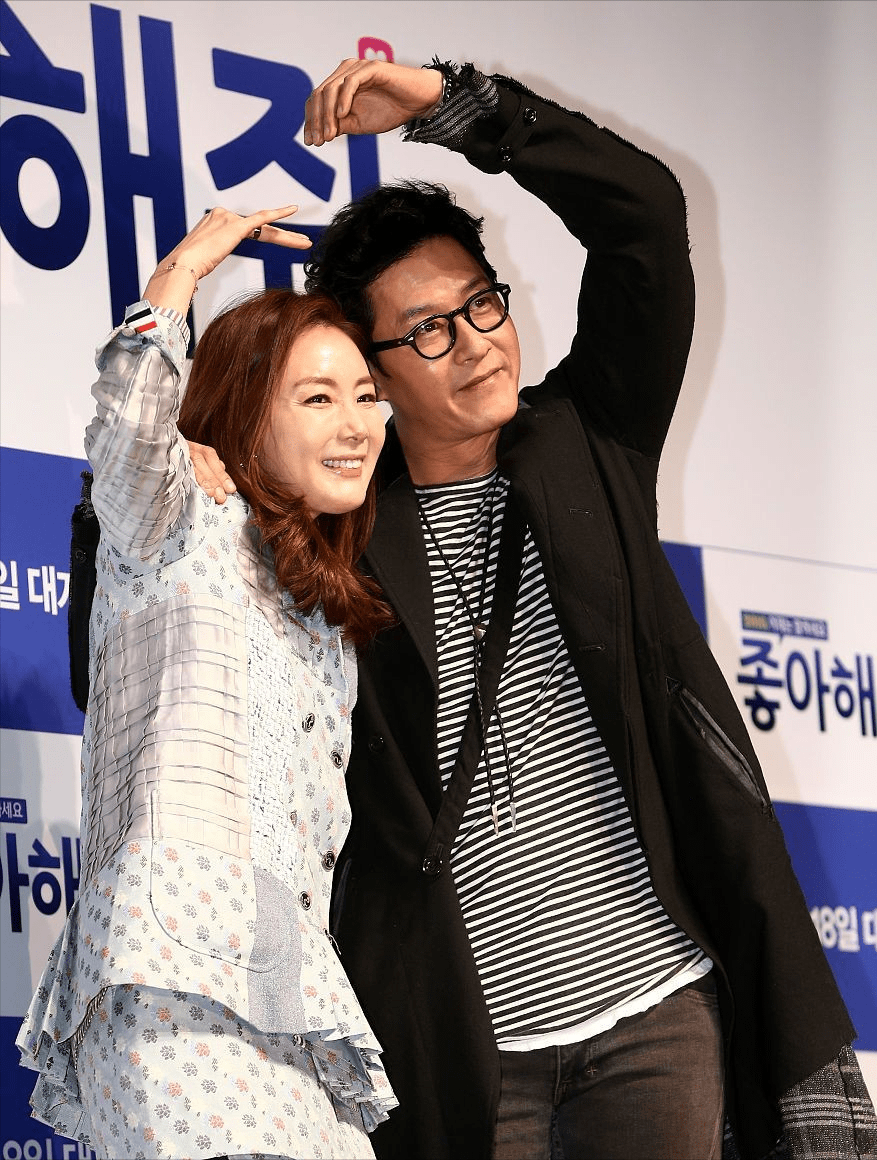 面料 《冬季恋歌》崔智友真老了,但穿西装仍爱扮嫩,披肩发看着挺清纯