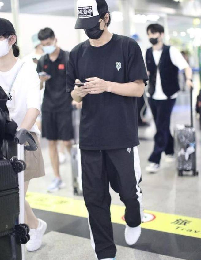 驼色 言承旭帅出新高度,T恤配运动裤清爽又得体,衣品一点也不普通