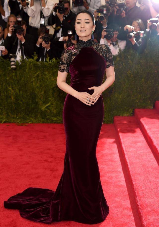 线条美 巩俐不愧是“旗袍美人”,她将旗袍穿出了中国女性的古典韵味儿