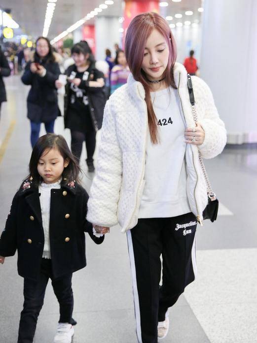 家长 李小璐携女儿现身机场,甜馨穿风衣像小大人,打扮得比妈妈还抢镜