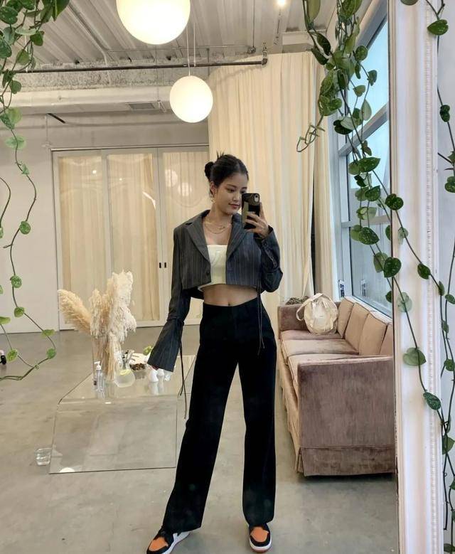 设计 秋冬出镜率超高的西装款，时髦又气质，出街必备裤装短裙连衣裙_网易订阅