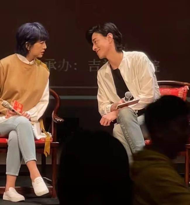 小洁江珊罕见亮相舞台，衬衫叠穿卫衣很时髦，50+女人的穿搭榜样啊！