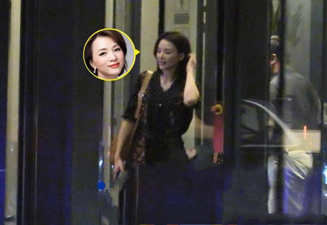 盛典 在时尚盛典拍到董卿，穿开叉裙稳坐中心位，连模糊照都这么优雅！