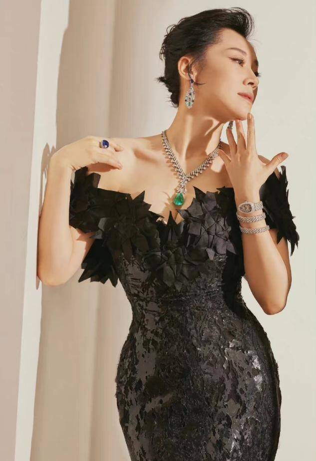 设计 纯欲风算是被许晴玩明白了！一身牛仔看似休闲，针织小衫才是关键