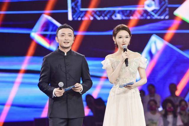 龙洋 龙洋接棒董卿主持太成功！穿蕾丝长裙闪耀全场，面对董卿都不逊色