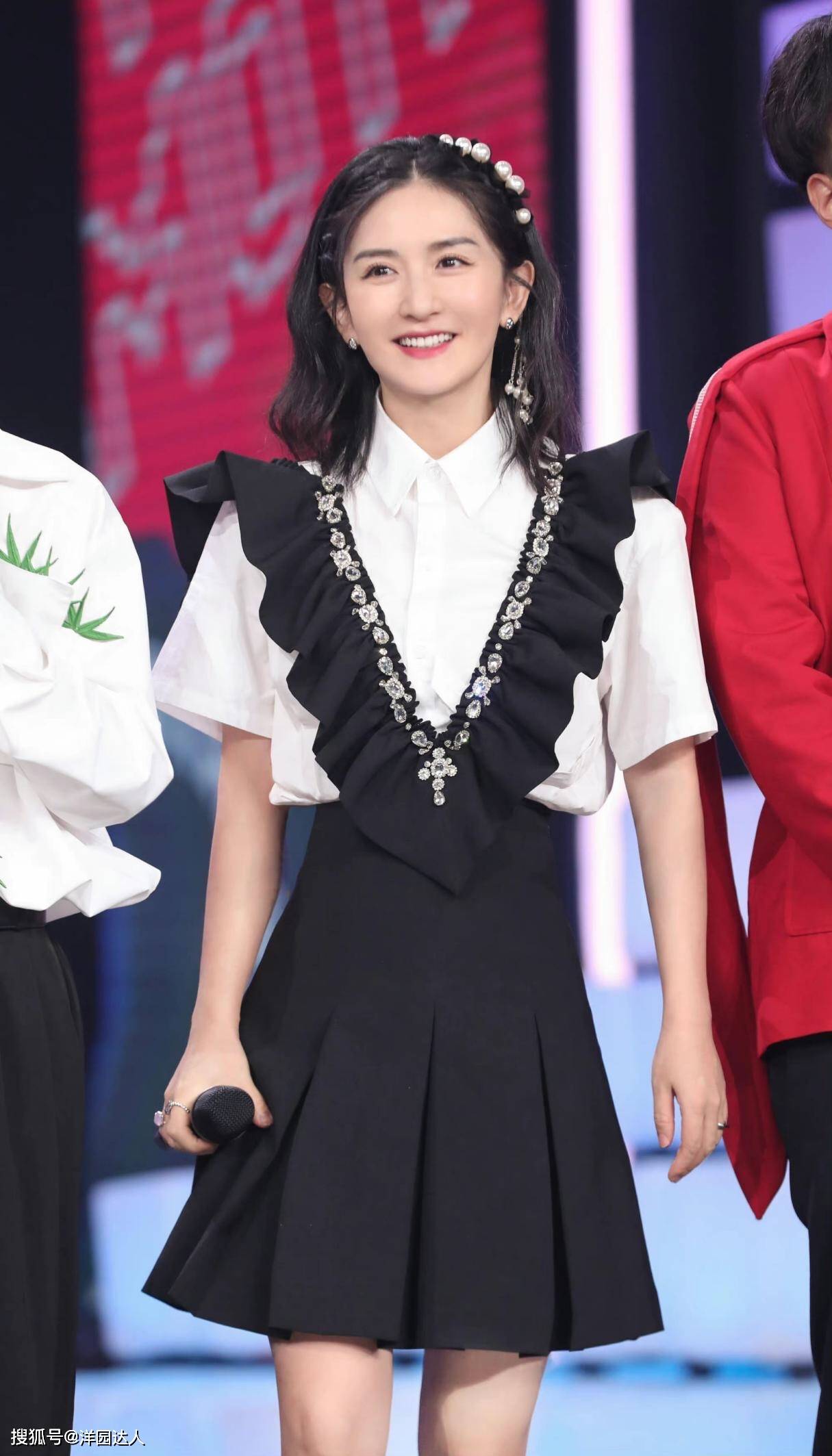 元素 谢娜生娃后更少女了，衬衫搭配背带裙，轻松回到学生时代上热搜