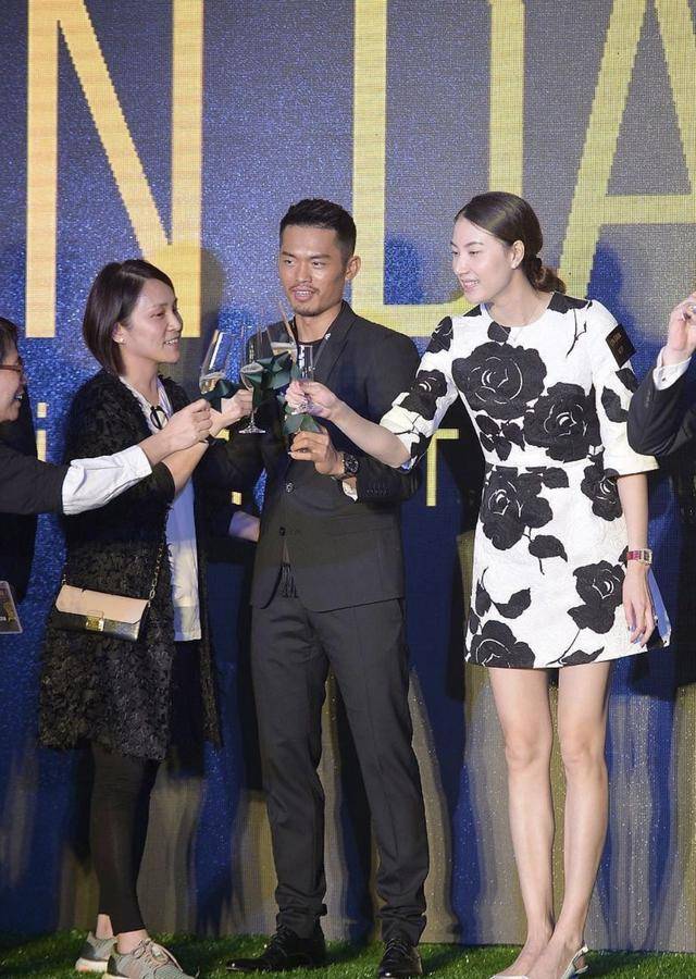 整体 谢杏芳林丹合体亮相,1米78穿短裙秀长腿,两口子一黑一白挺登对裙装裤装西服