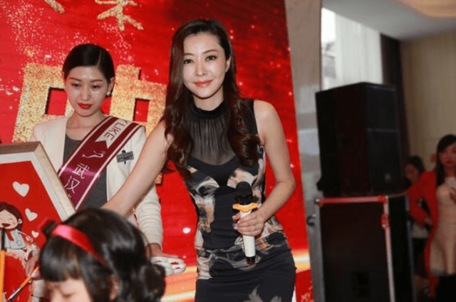 黑色 熊黛林真不愧是气质女神!身穿黑色无袖连衣裙优雅大气,身姿婀娜