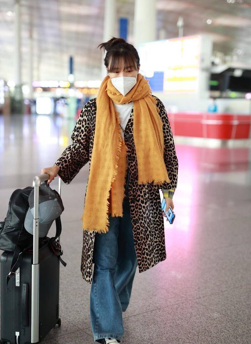 黑色 张静初穿得跟“刚进城”似的,但气质却很高级,混搭的造型也很美