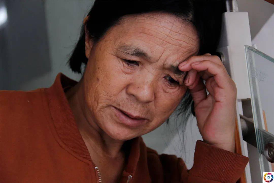 病痛|少年被病痛折磨17年，残疾妈妈将他背出大山，想让他做个普通人