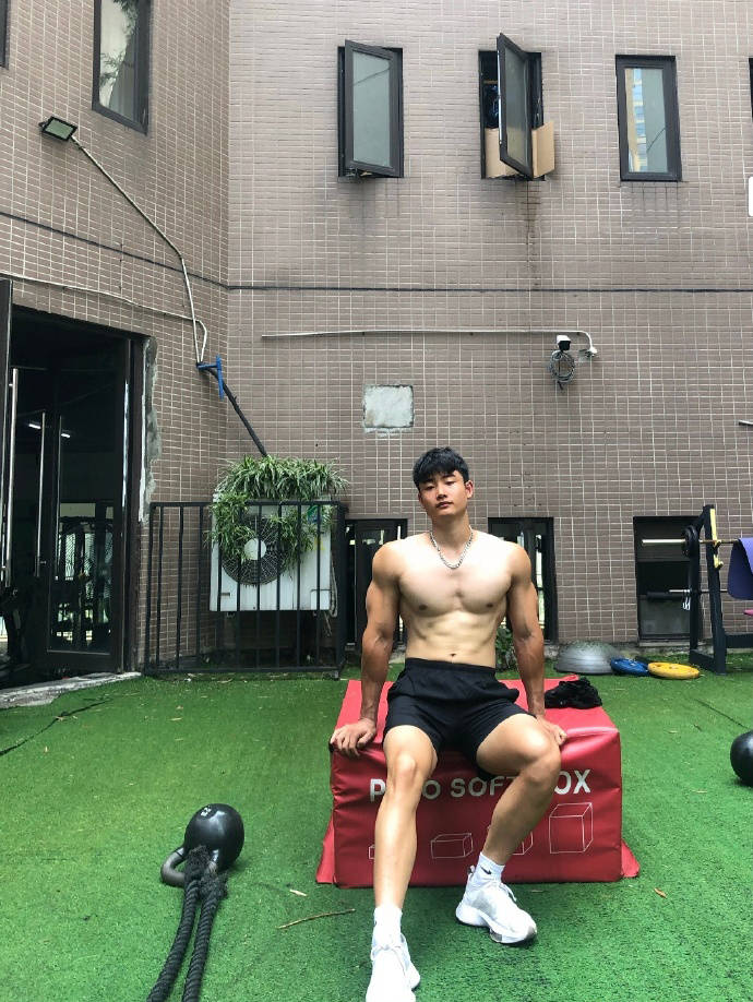 四川師范大學肌肉學霸，24歲健壯大長腿，這霸氣麒麟臂胸肌也太可了！ 健身減肥達人 第7张