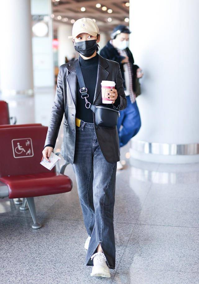 身材 辛芷蕾的裙子领口好低啊，穿上很显身材，看着也要很大气