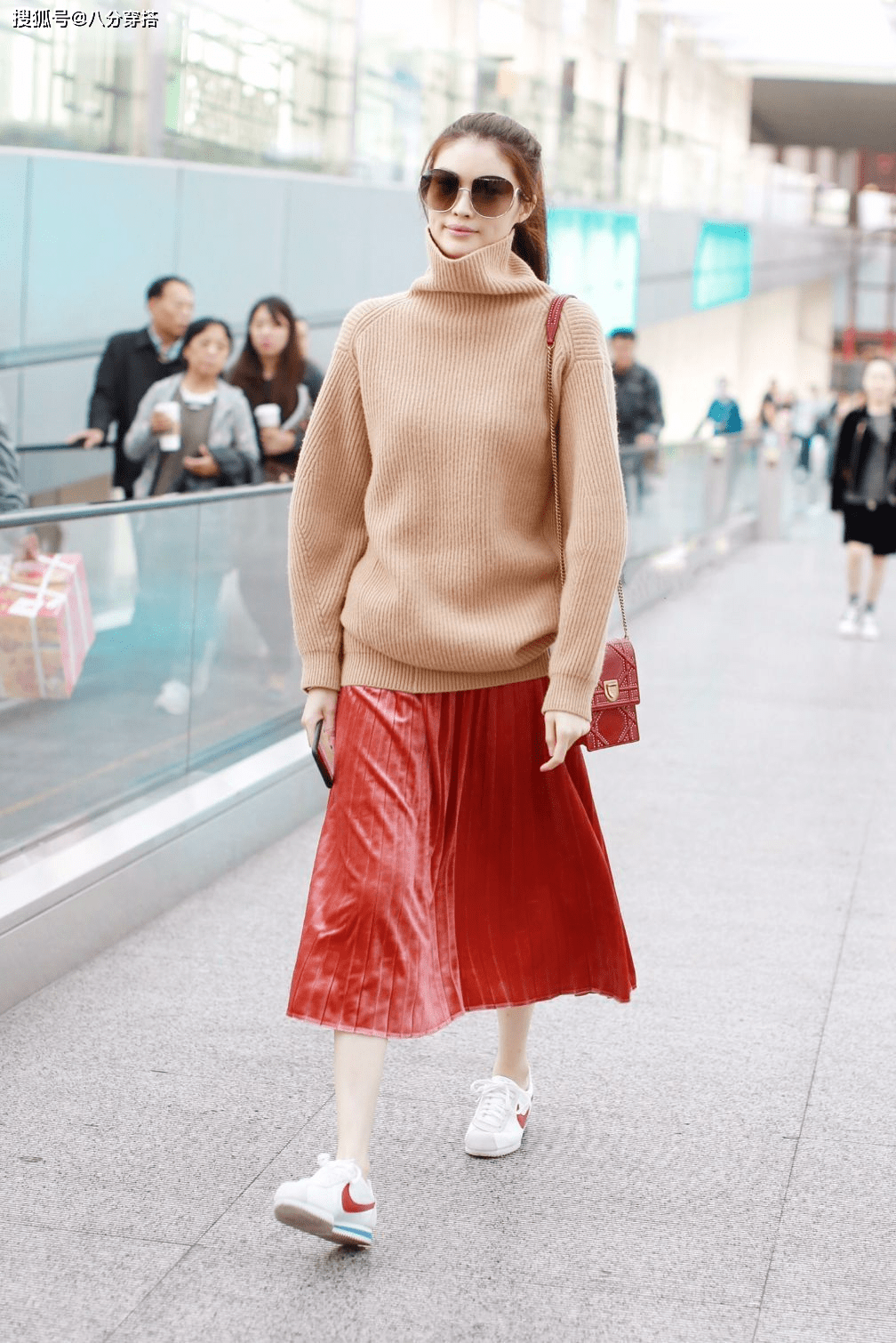 身材 何穗衣品开挂了,印花毛衣搭“奶油裤”,身材又高又瘦真是惹人羡