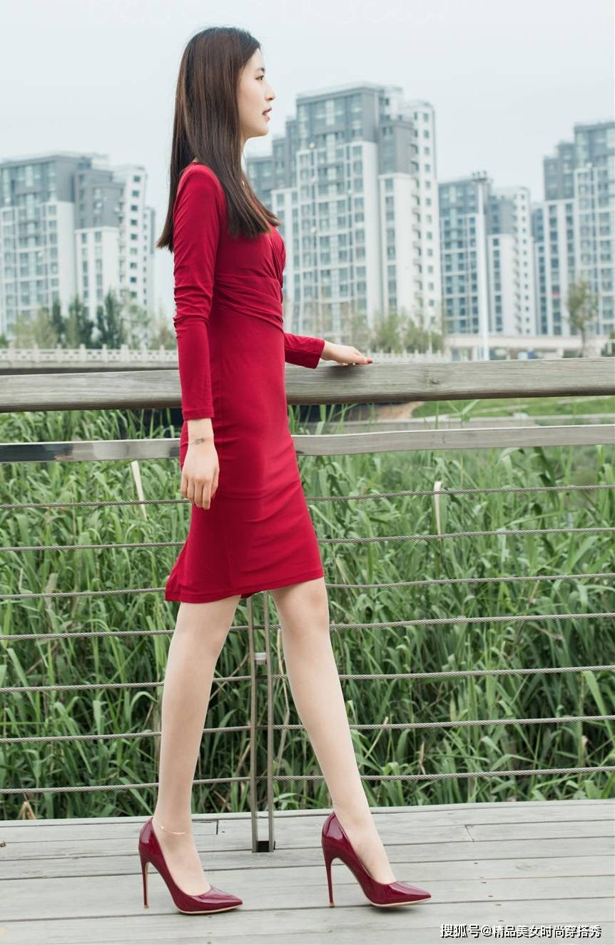 红色的连衣裙很是时尚吸睛搭配一双红色高跟鞋更是优雅范十足