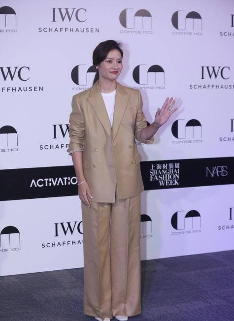 设计 李娜有女强人的气场，穿宽大西装套装不邋遢，骨子里的干练藏不住