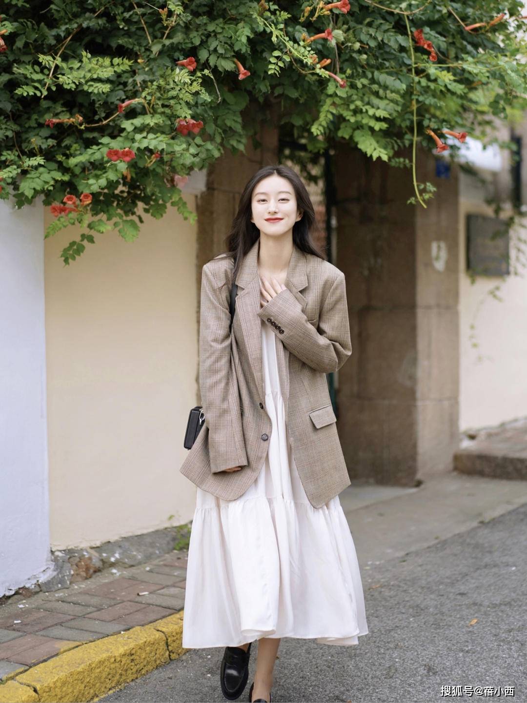 职场 奔三奔四的女人，秋天多穿西装外套，搭配连衣裙、半身裙都很高级