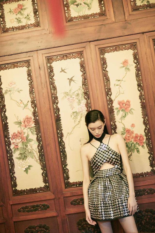 黑色 奚梦瑶真“放得开”,穿挂脖式吊带亮片黑色连衣裙,高级又优雅