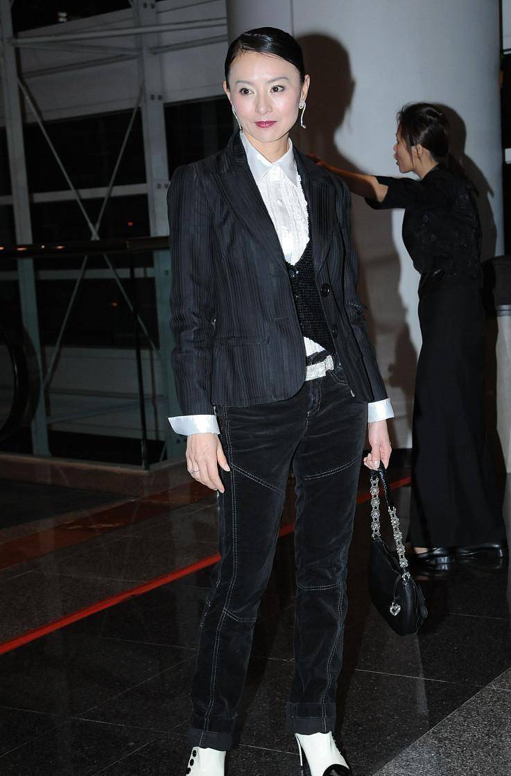 羽毛 李赛凤挺大岁数了还这么招摇，把彩色羽毛戴头上，但没啥违和感