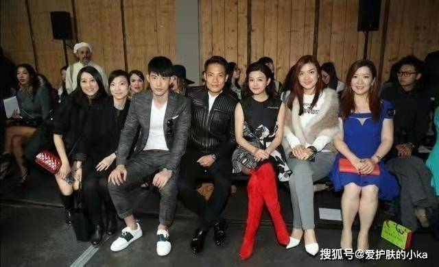 短裙 陈妍希这品味看不懂，背心小短裙挺减龄的，配上大红长筒靴太浮夸