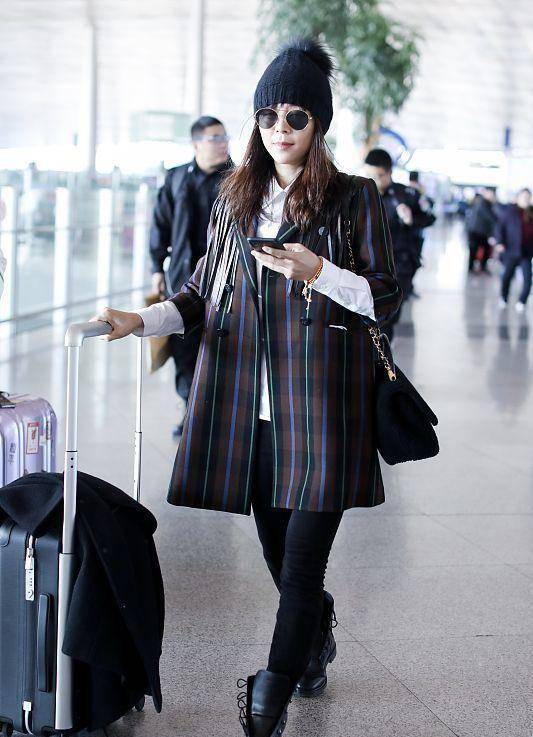 黑色 张静初穿得跟“刚进城”似的，但气质却很高级，混搭的造型也很美