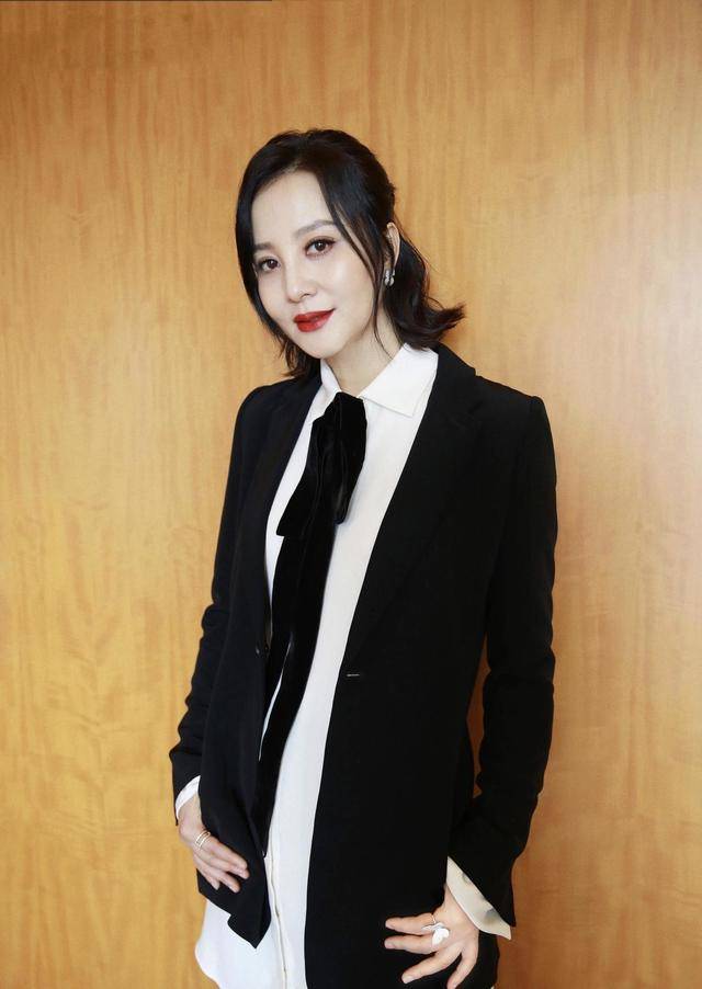 大气 陶红真是个有品位的女人!身穿白色蓬蓬裙雍容华丽,女人味十足