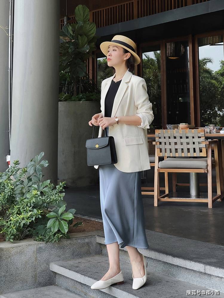 职场 奔三奔四的女人，秋天多穿西装外套，搭配连衣裙、半身裙都很高级