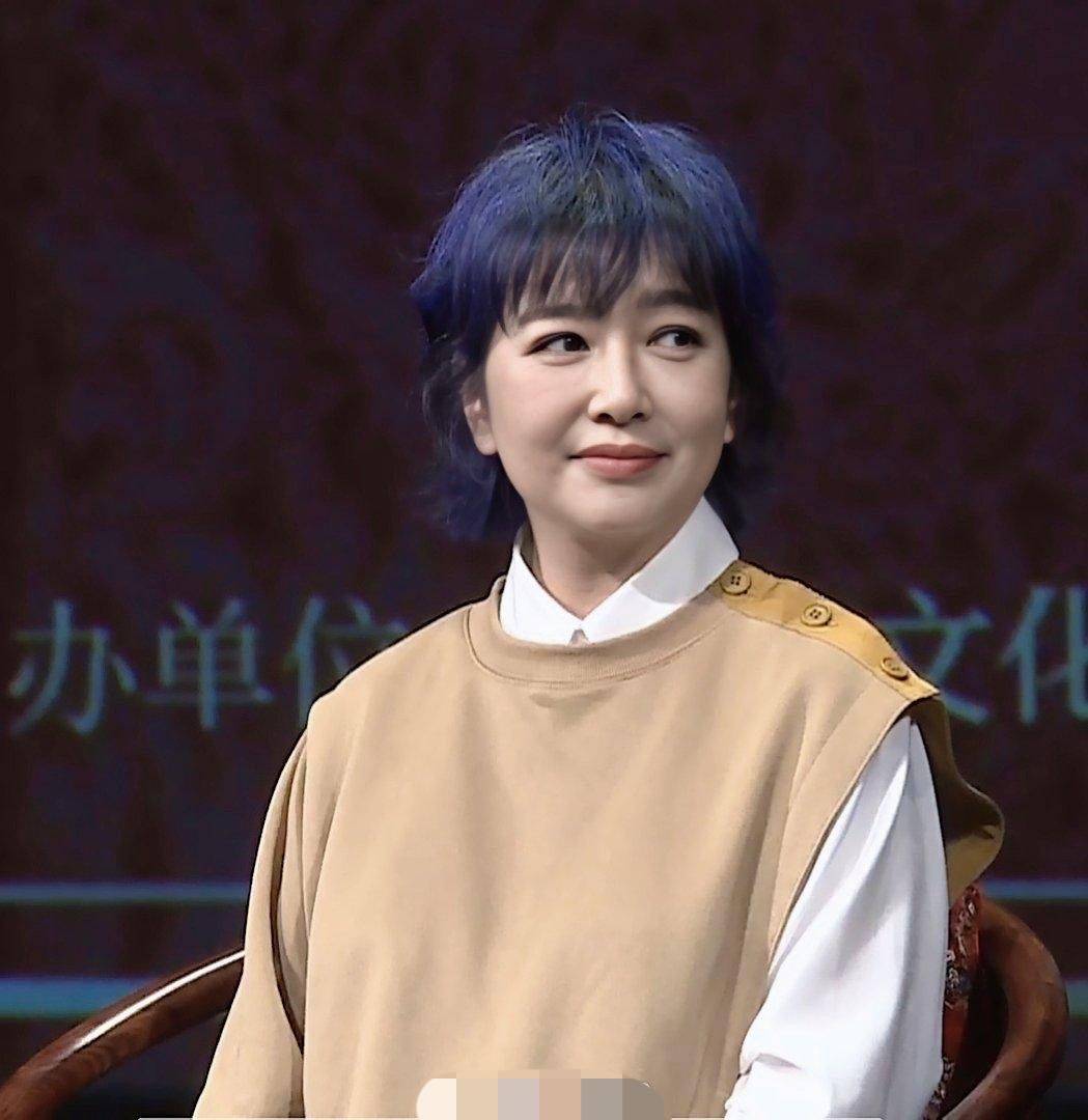 卫衣 54岁江珊挺会赶时髦，穿卫衣只留一边袖子，头发还染成紫色真洋气