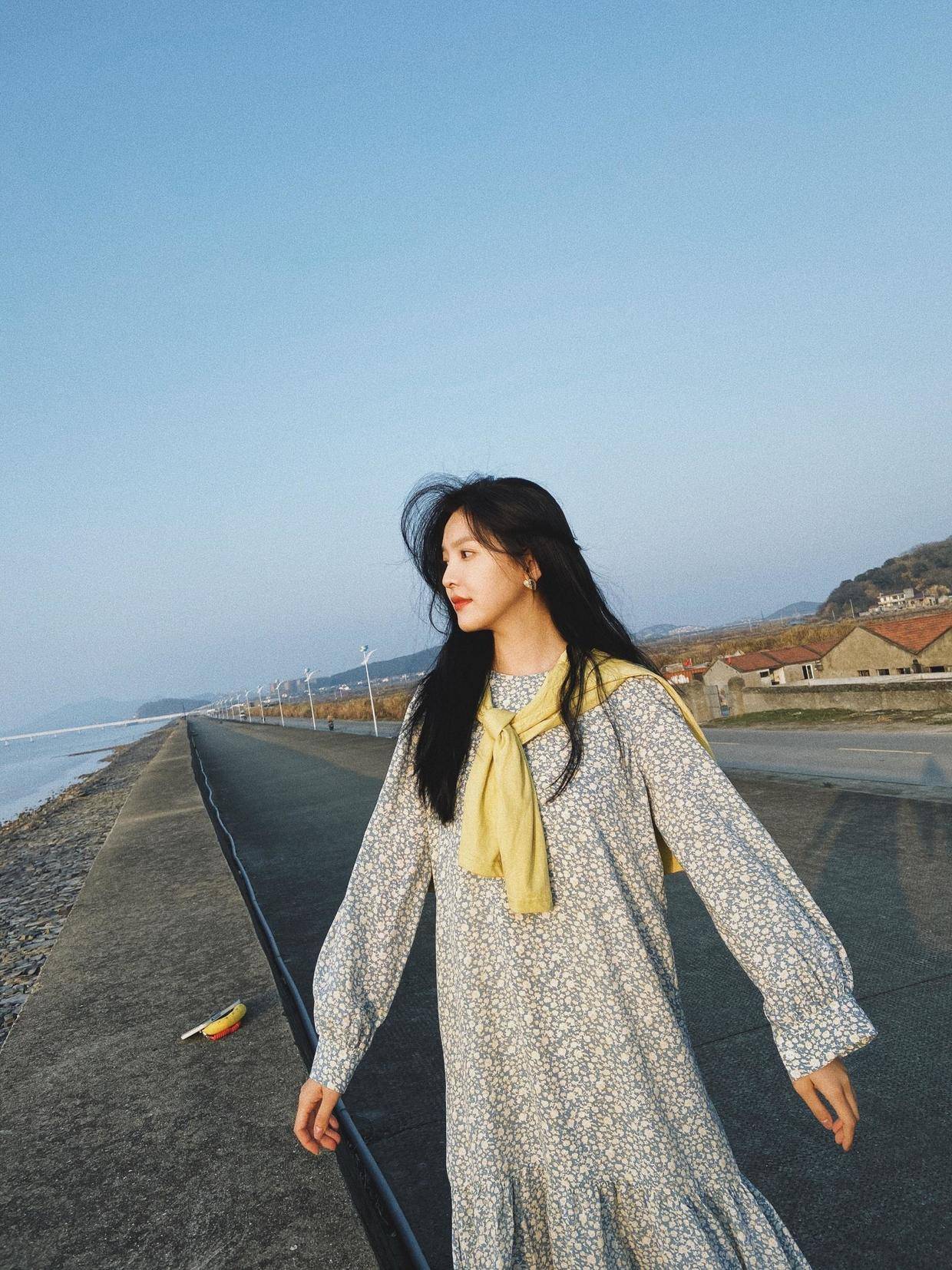 马尾 章若楠才是少女风代表，穿黑色泡泡袖皮裙出镜，扎双马尾又甜又欲