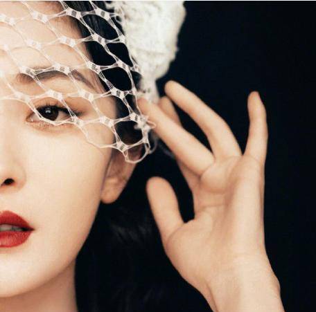 活动 杨幂工作室发布最新活动照,一袭性感白裙亮相,美得让人心动!