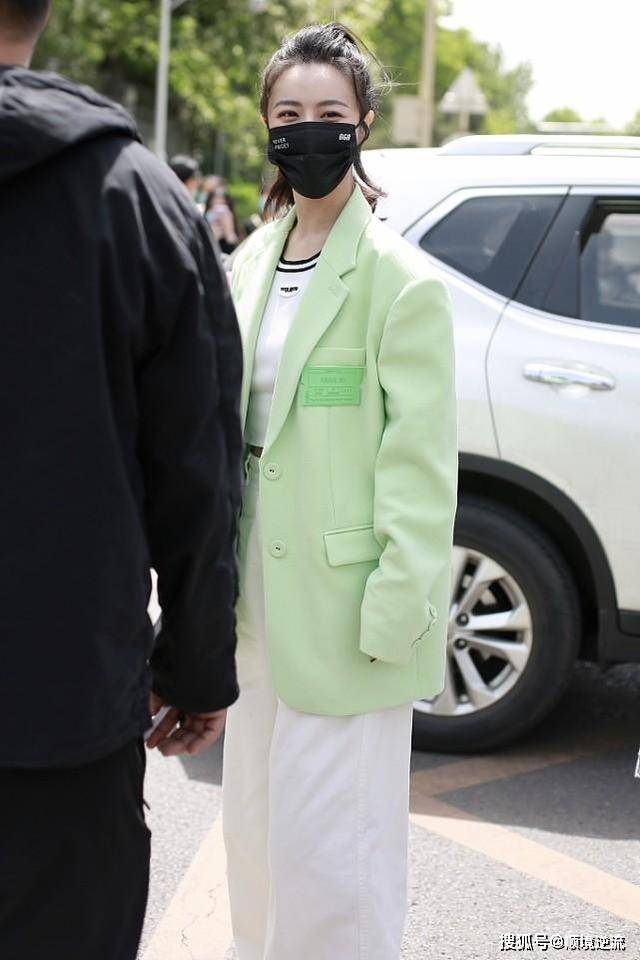 视觉 薇娅的美妆技巧一流，浅绿色西装外套又美又飒，气势不输女明星