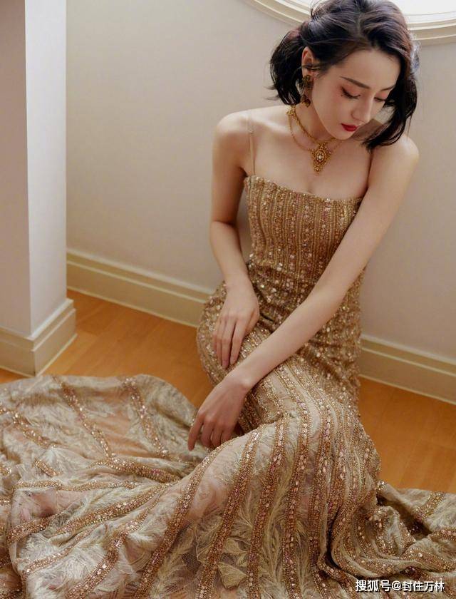 身材 热巴又惊艳了,穿裸色吊带裙出席活动,尤物身材成焦点