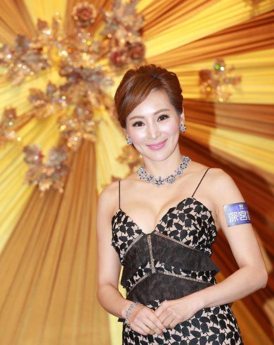 活动 罗霖的好身材再也藏不住了，一袭吊带鱼尾裙好美，哪像65年的人？