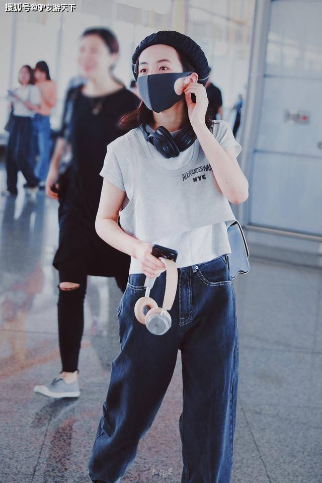 润色 张子枫清爽打扮走机场，穿T恤配牛仔裤，治愈系笑容满屏甜美感