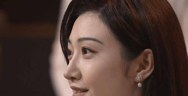 下巴|景甜录节目怼脸镜头曝光，生图脸型胖乎乎没下巴，差距有点大