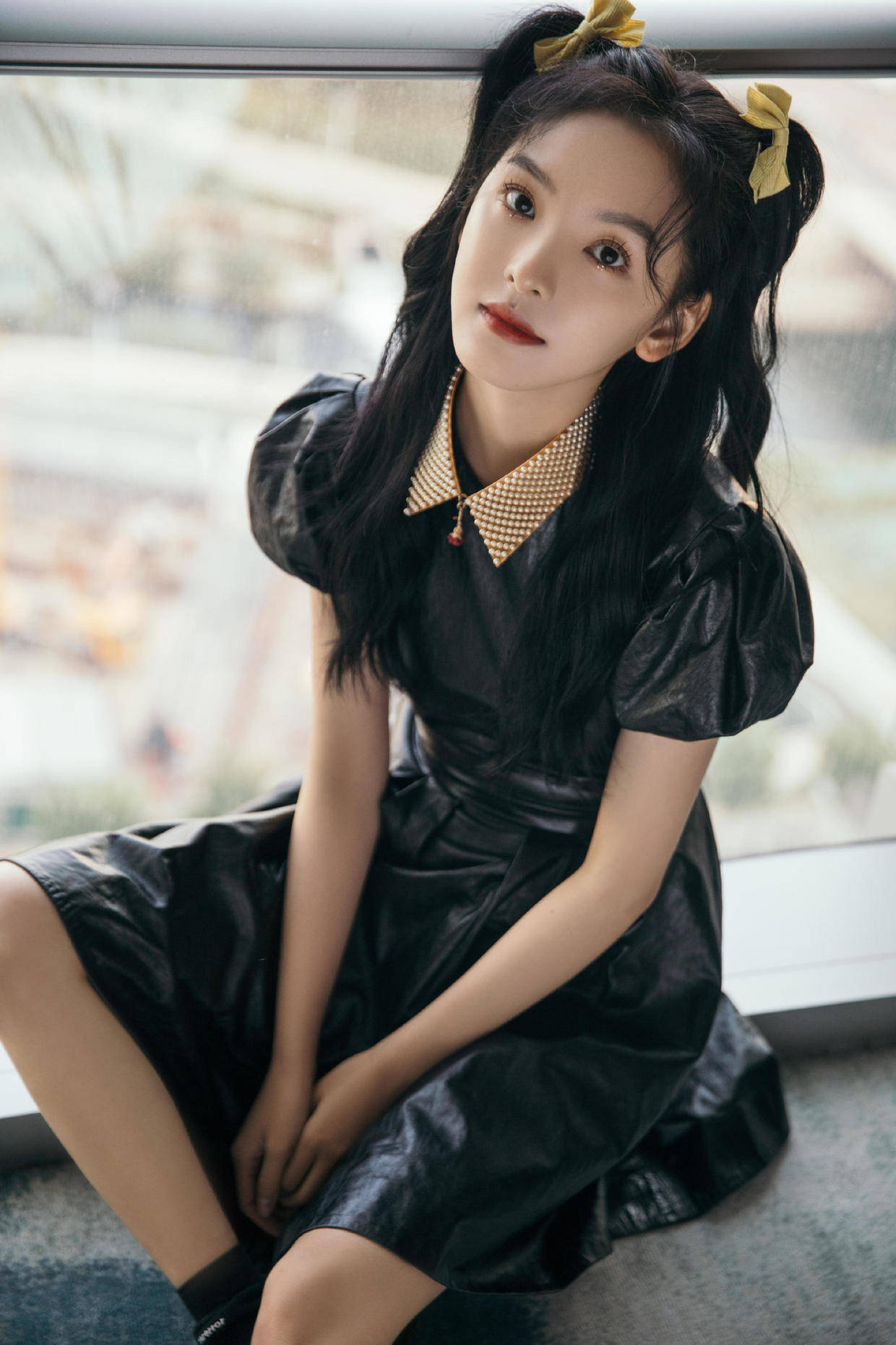 马尾 章若楠才是少女风代表，穿黑色泡泡袖皮裙出镜，扎双马尾又甜又欲