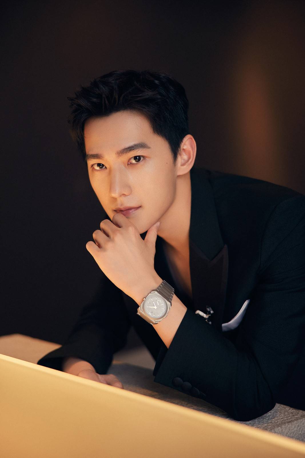 好身材 杨洋晒出新造型，西服搭配深V马甲，秀出荷尔蒙的味道，真时尚