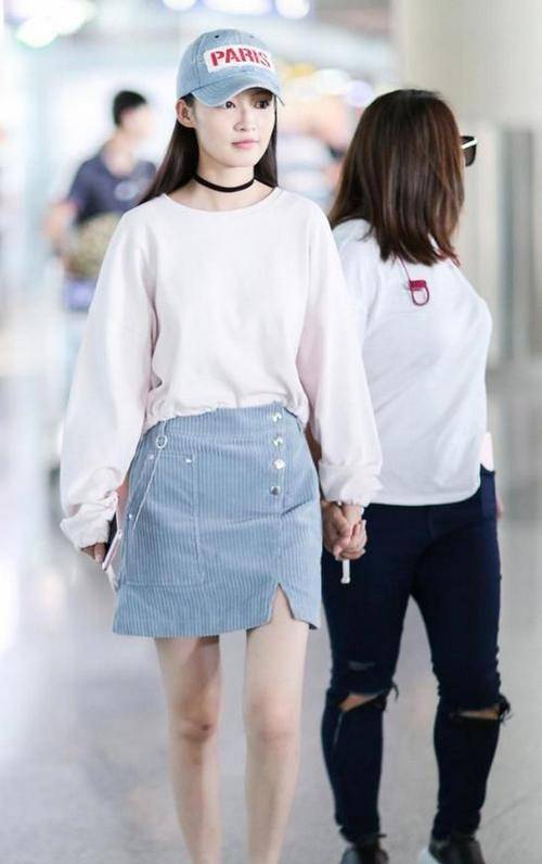 短裙 李沁长相不差身材也好,穿“二分裤”秀比例,配双长袜也不显腿短