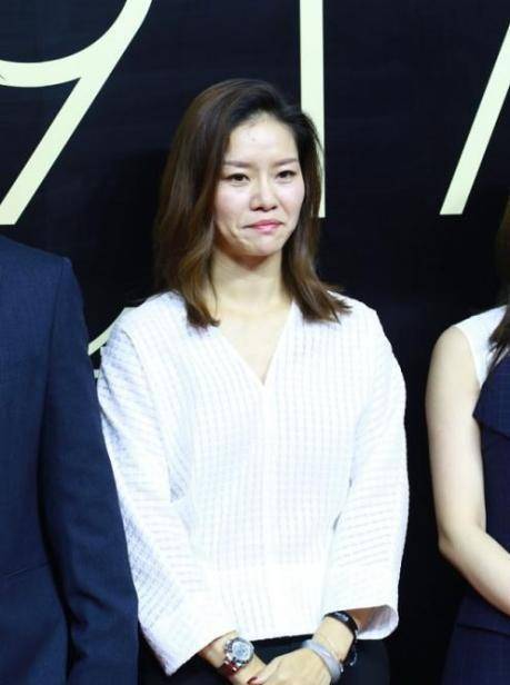 设计 李娜有女强人的气场,穿宽大西装套装不邋遢,骨子里的干练藏不住