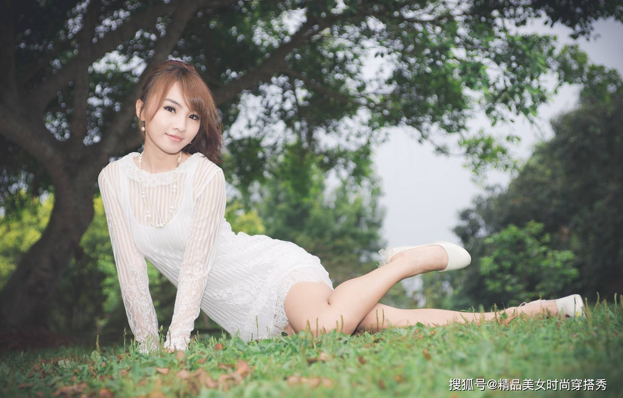 小高 唯美的白色连衣裙，简约的圆领搭配蕾丝的修饰，时尚又优雅